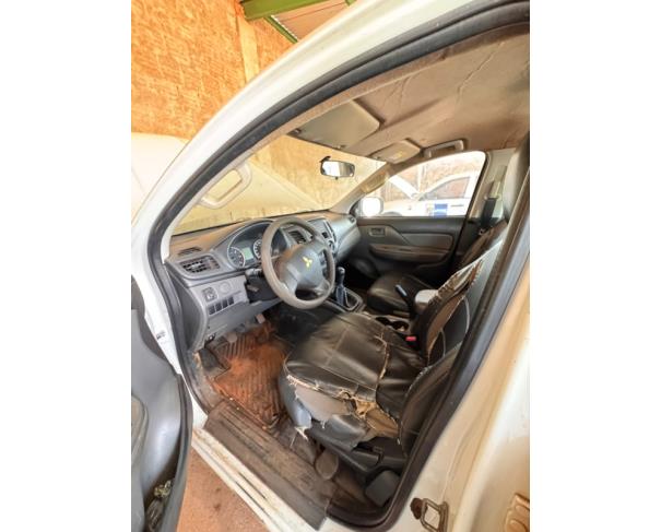 Foto de 1 Veículo | MMC/L200 TRITON GL D | Diesel | Cor Branca | Ano/Modelo 2015/2016 | Placa PQP9A44 | RENAVAM 01060795571 | Chassi 93XLNKB8TGCF17092