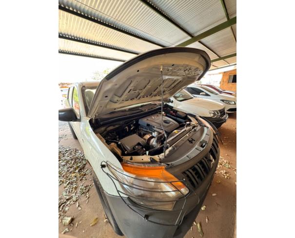 Foto de 1 Veículo | MMC/L200 TRITON GL D | Diesel | Cor Branca | Ano/Modelo 2015/2016 | Placa PQP9A44 | RENAVAM 01060795571 | Chassi 93XLNKB8TGCF17092
