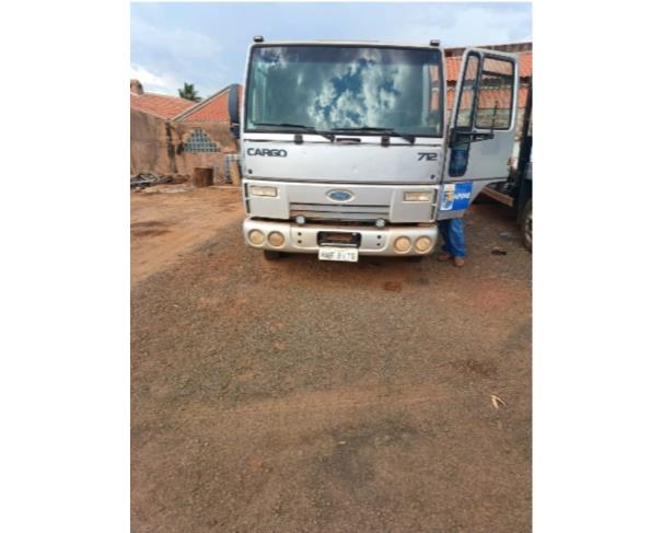 Foto de 1 Caminhão | FORD/CARGO 712 E Turbo | Diesel | Cor Prata | Ano/Modelo 2010/2011 | Placa NWF9178 | RENAVAM 00334418143 | Chassi 9BFVCAC99BBB69527