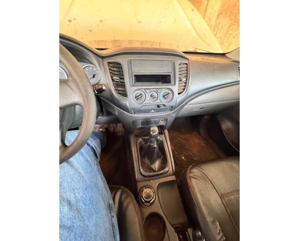 Foto de 1 Veículo | MMC/L200 TRITON GL D | Diesel | Cor Branca | Ano/Modelo 2015/2016 | Placa PQP9A44 | RENAVAM 01060795571 | Chassi 93XLNKB8TGCF17092