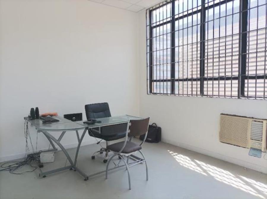 Prédio | Área de 242m² | Área Construída 461,65² | Comercial | 03 Pavimentos | 02 Vagas de Garagem | Salão com Portas Blindex | Depósito | Oficina | Segundo Pavimento | Salas Separadas | Solário Imóvel | Área de 242m² | Área Construída 46, localizado em Santos - SP